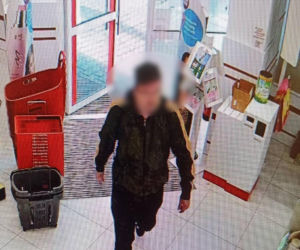 Atak nożem w Rossmannie we Wrocławiu. Ochroniarz został ciężko ranny