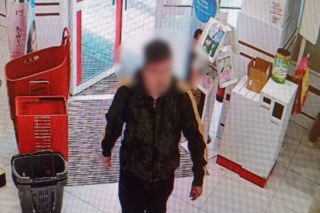 Atak nożem w Rossmannie we Wrocławiu. Ochroniarz został ciężko ranny