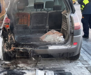 Auto płonęło na Pradze-Północ. Gaśnice nie dawały rady
