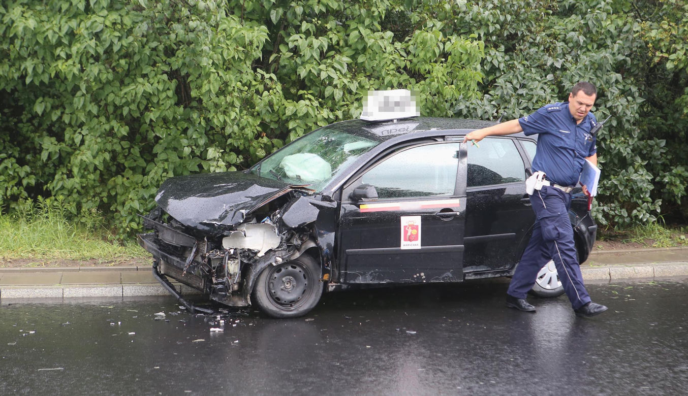 Czołowe zderzenie na zjeździe z mostu Poniatowskiego
