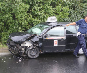 Czołowe zderzenie na zjeździe z mostu Poniatowskiego