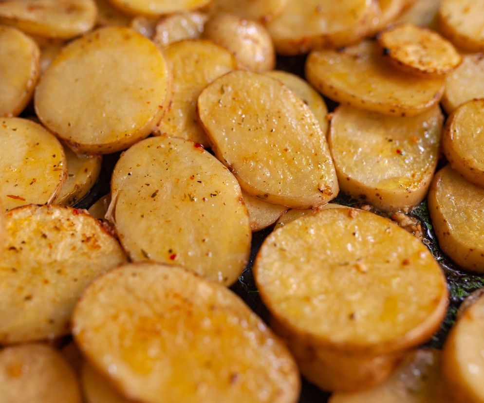 Chrupiące talarki ziemniaczane z piekarnika. Przepis na idealne pieczone ziemniaczki