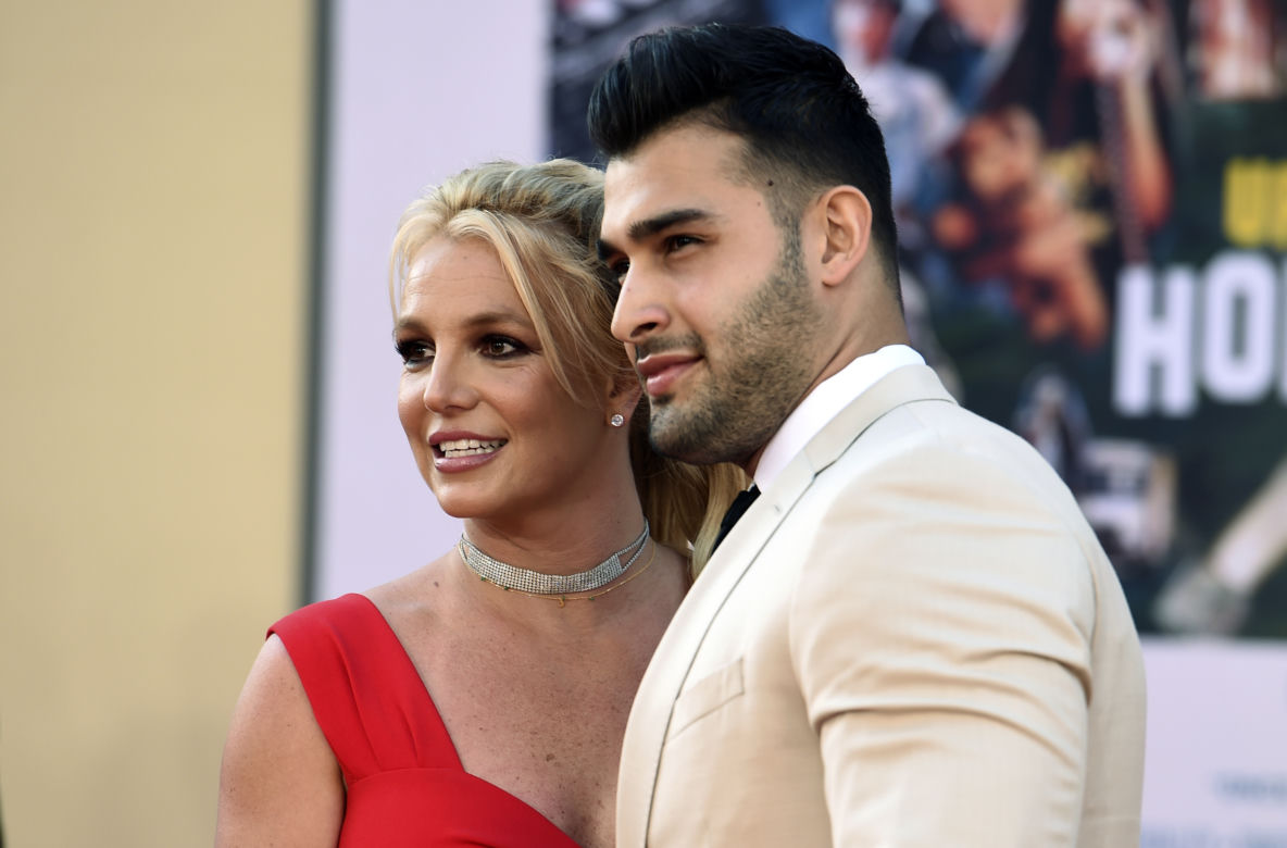 Britney Spears całkiem nago! Zasłonil ją tylko pies