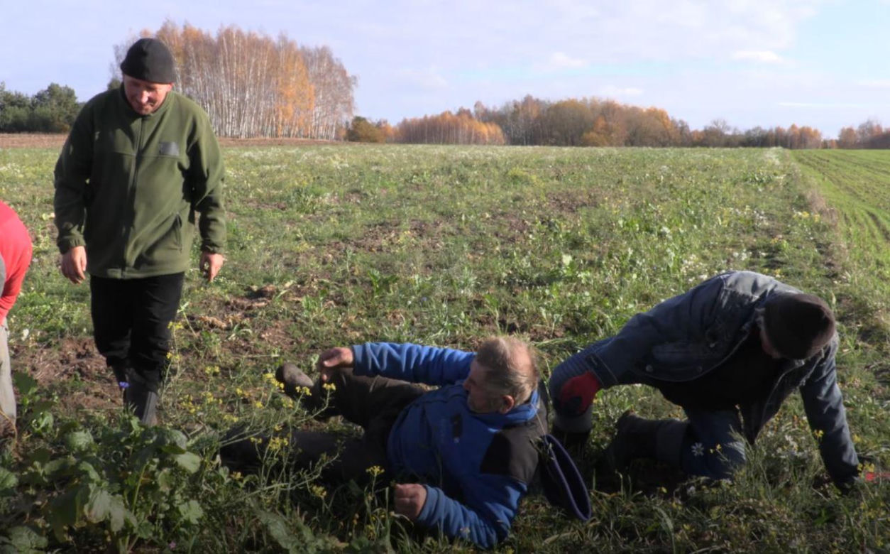Rolnicy. Podlasie. Gienek próbuje wyciągnąć rzepkę z ziemi. Siłuje się jak w wierszu Tuwima