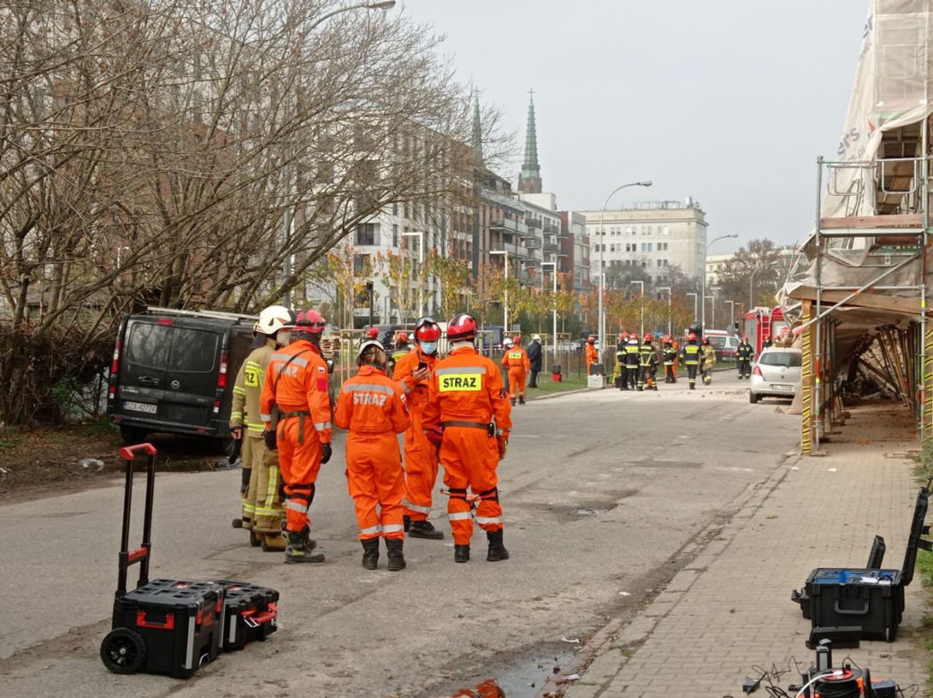 Runęła kamienica przy Wrzesińskiej. Akcja strażaków i psów 