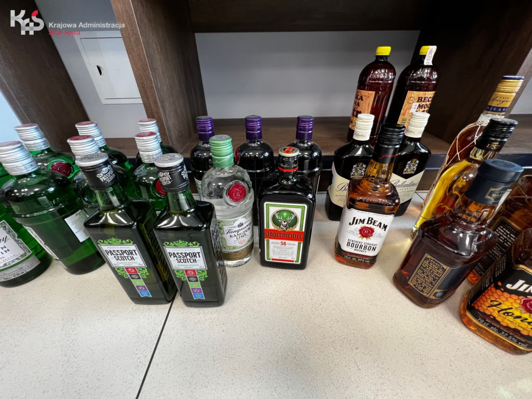Nielegalny alkohol w delikatesach w Nowogardzie