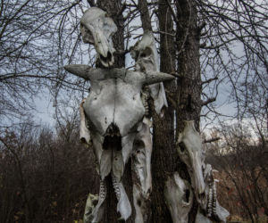 Przerażający totem pod Warszawą