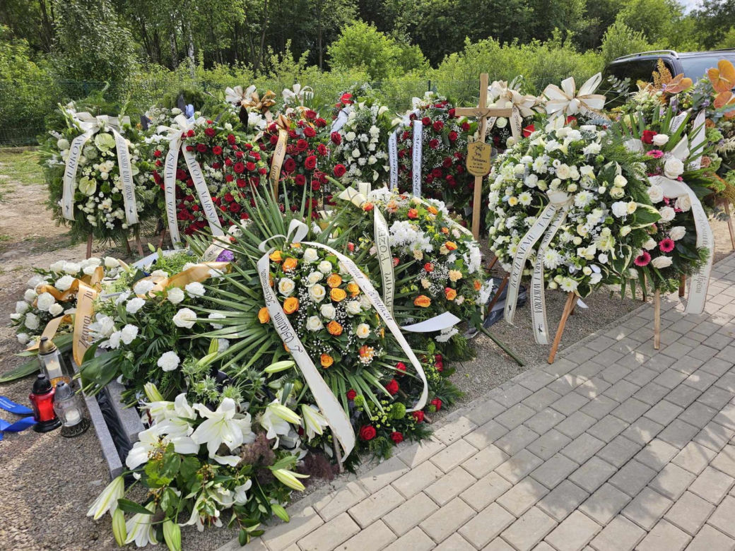 Morze kwiatów zalało grób Jerzego Krzanowskiego. Poruszające słowa: "Kitku, Ty wiesz"
