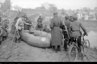Premia za męstwo na wojnie. Tak dowództwo Wojska Polskiego motywowało żołnierzy do walki na Berlin