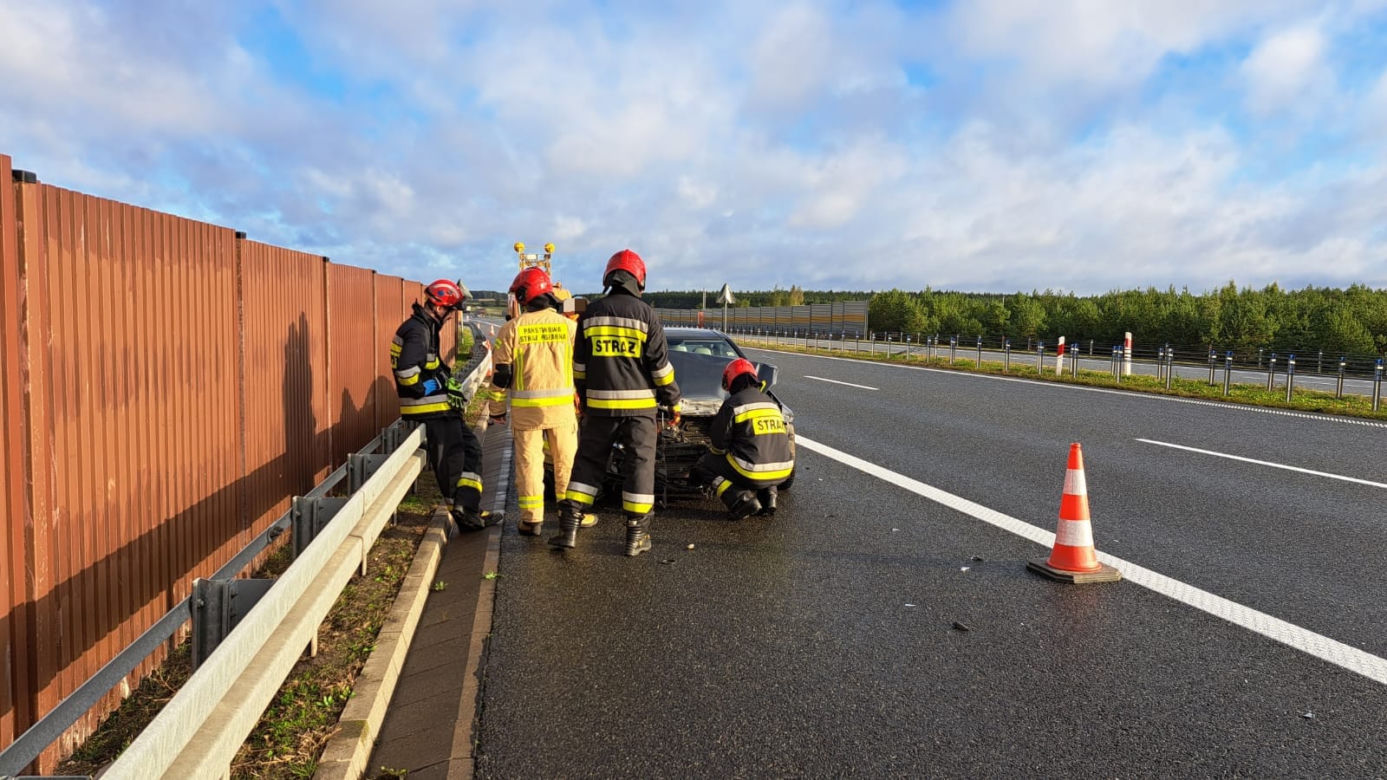 Audi roztrzaskane na drzewie, kolizja i pożar samochodu. Seria wypadków pod Toruniem