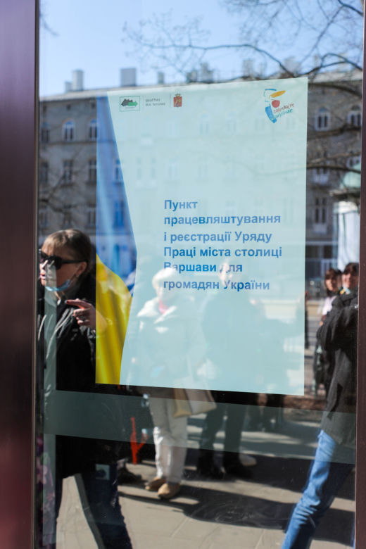  Kolejki pod urzędem pracy dla uchodźców. Chętnych przybywa, ofert coraz mniej