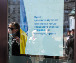  Kolejki pod urzędem pracy dla uchodźców. Chętnych przybywa, ofert coraz mniej