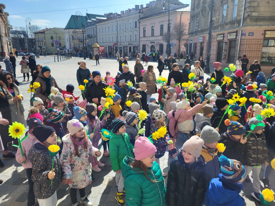 Plac przed ratuszem zakwitł. Przedszkolaki witały wiosnę [GALERIA]