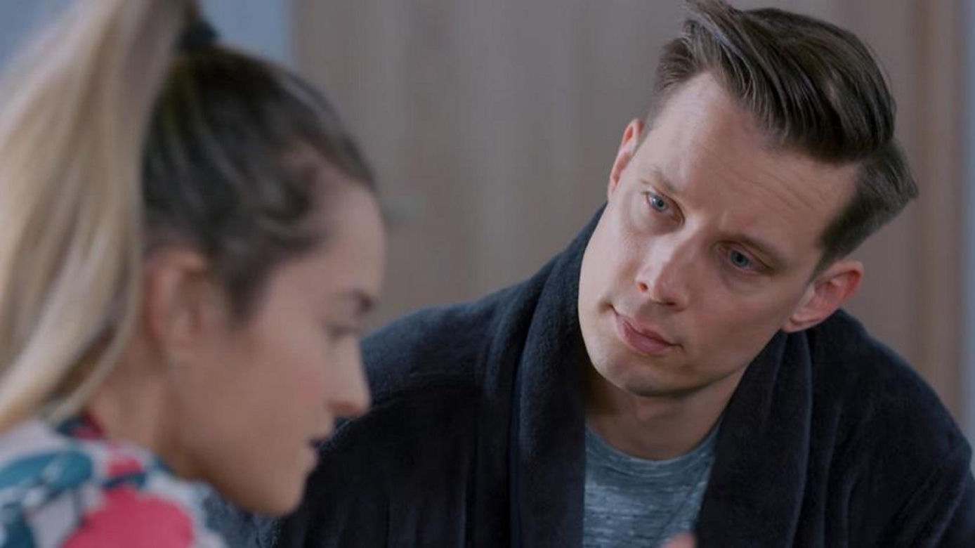 Na Wspólnej odc. 4045. Darek Żbik (Michał Mikołajczak), Kasia (Julia Chatys)