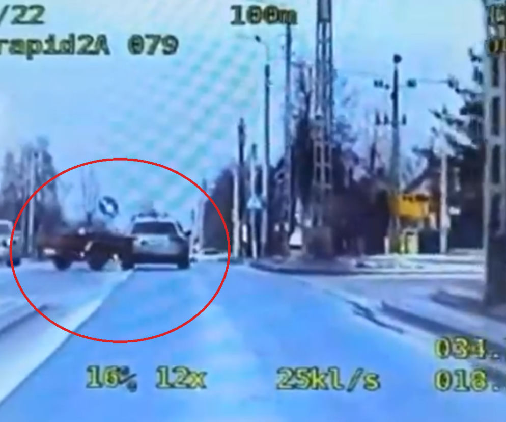 LATAJĄCA PRZYCZEPA za audi. Wszystko nagrała kamera radiowozu [WIDEO]