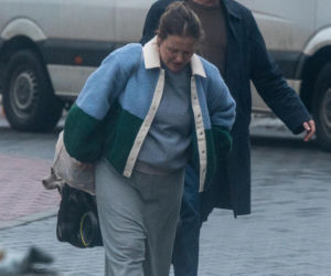 Olga Frycz wychodzi z dzieckiem ze szpitala