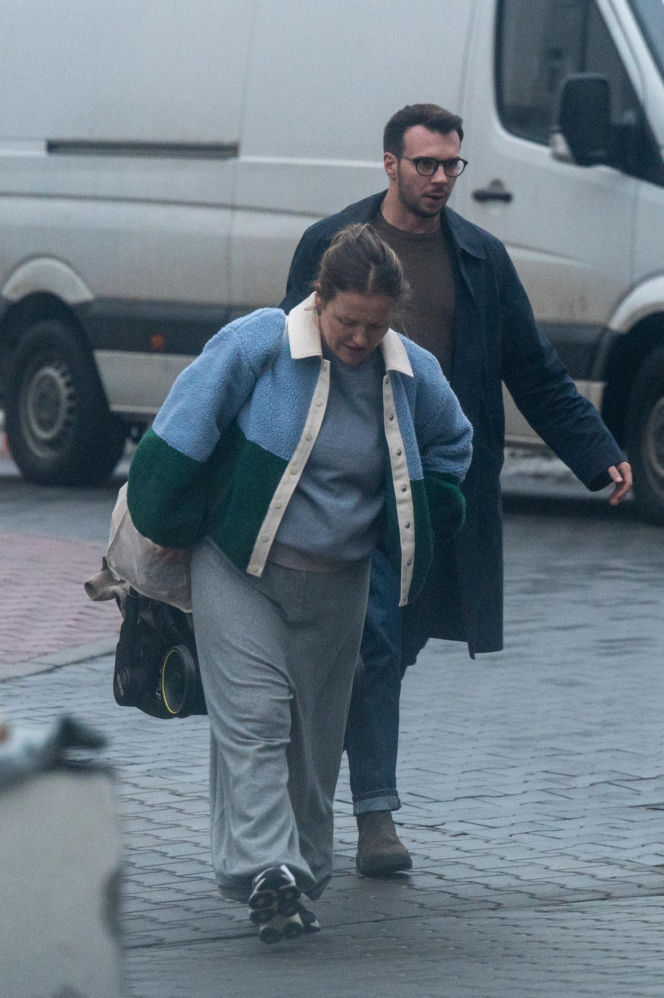 Olga Frycz wychodzi z dzieckiem ze szpitala