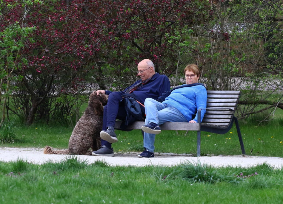 Ilona Łepkowska z mężem i psem na spacerze w Sopocie