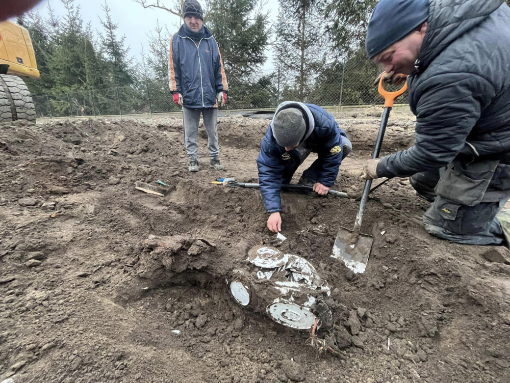 Budowali drogę, odkryli skarb! Niemcy ukryli te przedmioty prawie 80 lat temu