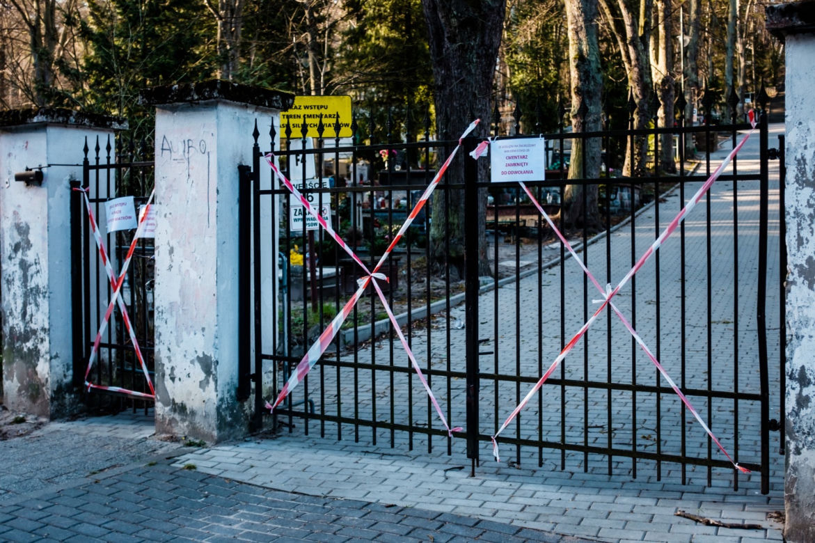 Koronawirus w Trójmieście. Cmentarz w Sopocie zamknięty z powodu zarazy