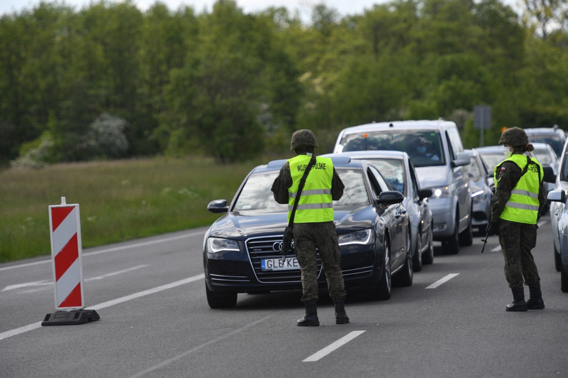 Ogromne korki na autostradzie prowadzącej do przejścia w Kołbaskowie