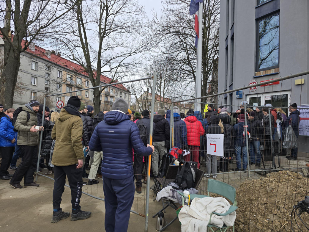 Kilkaset ludzi czeka przed wejściem do punktu obsługi grantobiorców w Tychach