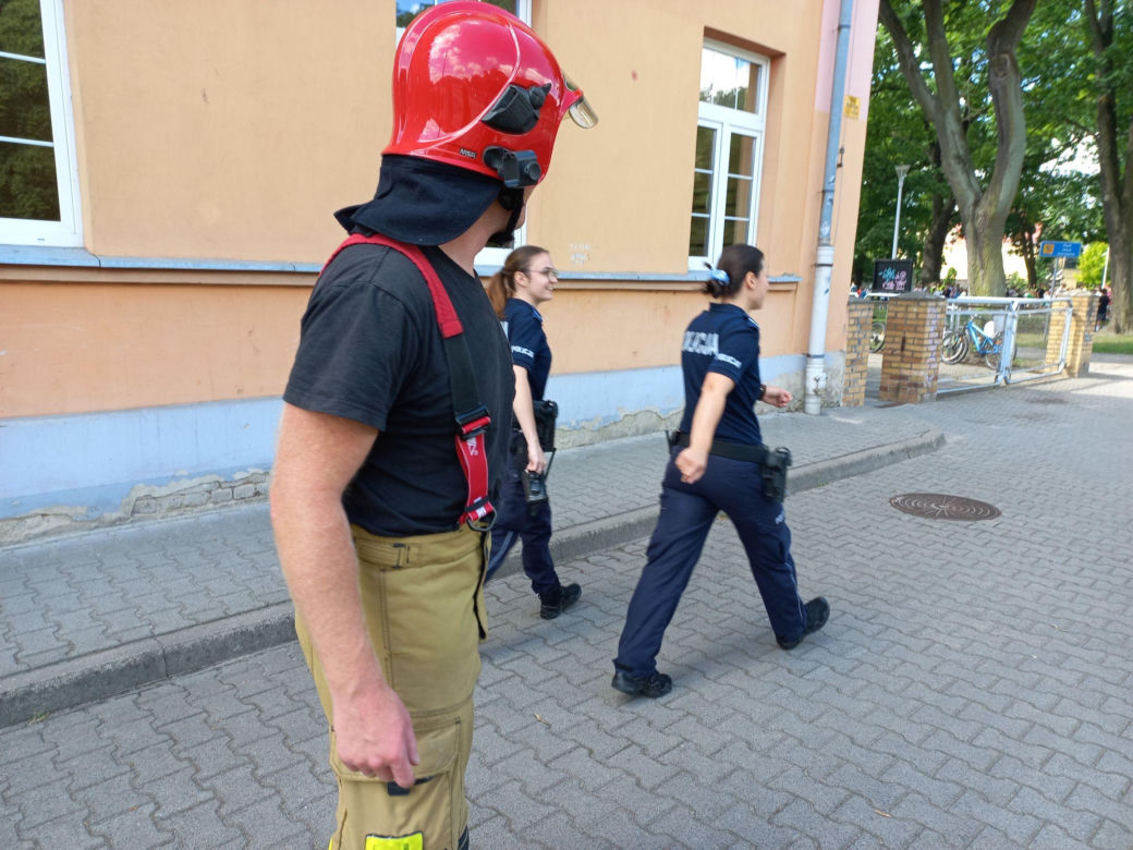 Ewakuowano ponad 850 uczniów i pracowników szkół i pływalni w Lesznie. Akcja służb na Jana Pawła II