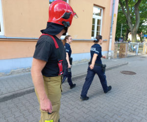 Ewakuowano ponad 850 uczniów i pracowników szkół i pływalni w Lesznie. Akcja służb na Jana Pawła II