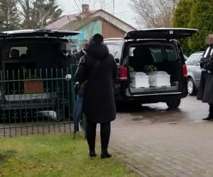 Zuzia i Dawidek spoczęli w białych trumienkach obok tatusia