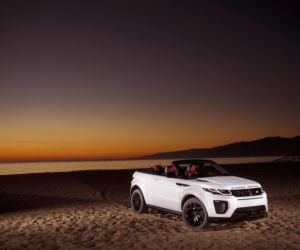 Dzieczyna Bonda Naomie Harris pozuje z Range Roverem Evoque kabrio