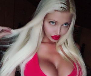 Isis Gee wygląda jak Barbie