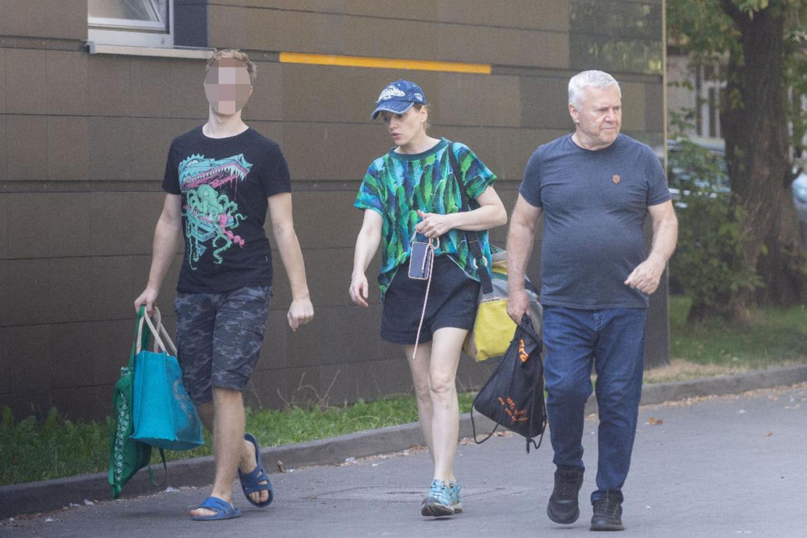 Proboszcz z "Plebanii" pluska się z młodziutką aktorką