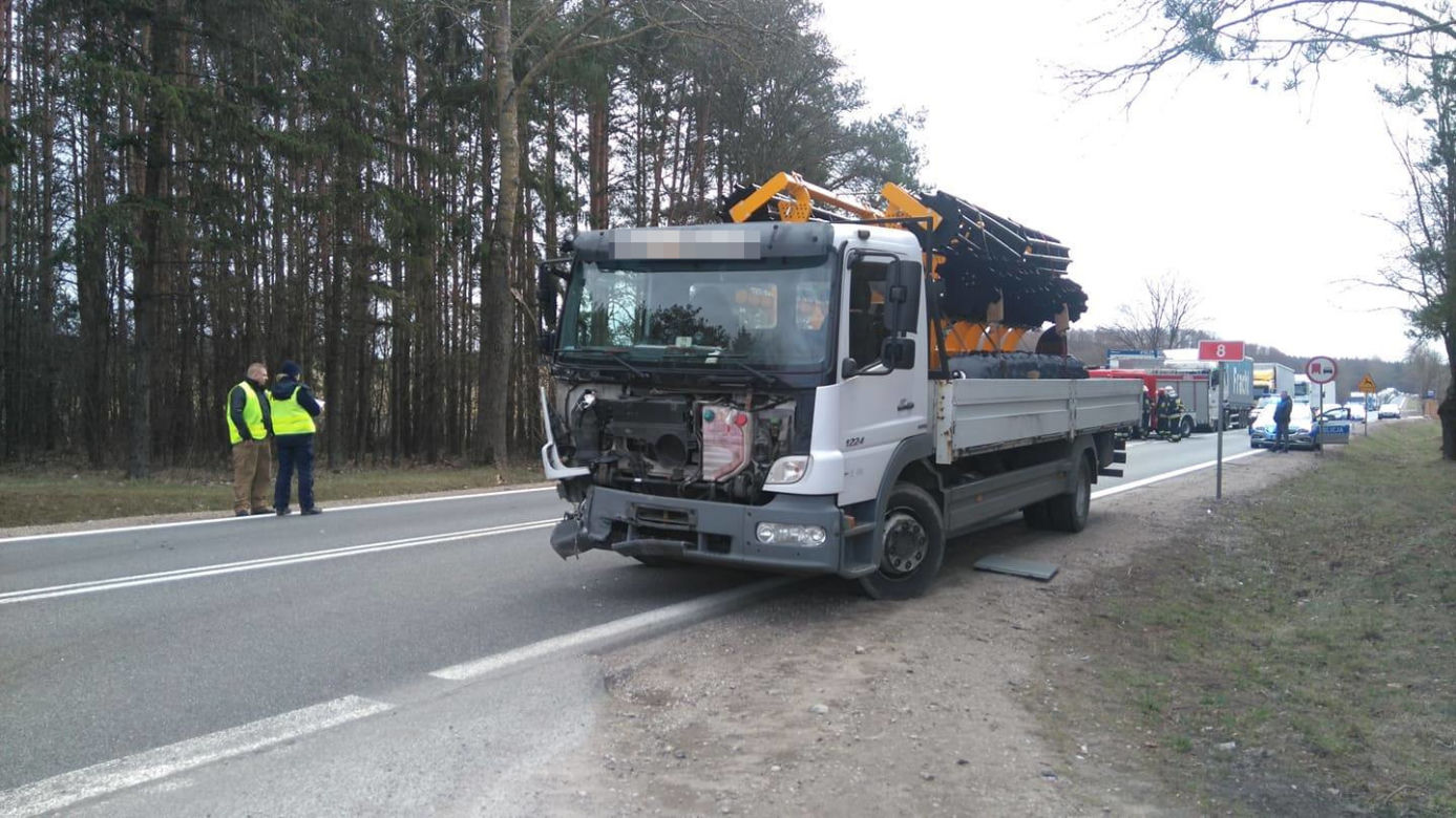 Ostrówek. Wypadek na DK 8. Zderzyły się 3 pojazdy. Dwie osoby ranne [ZDJĘCIA]