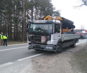 Ostrówek. Wypadek na DK 8. Zderzyły się 3 pojazdy. Dwie osoby ranne [ZDJĘCIA]