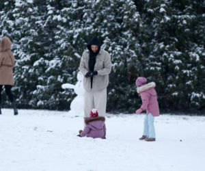 Maciej Pela zabrał córeczki na sanki