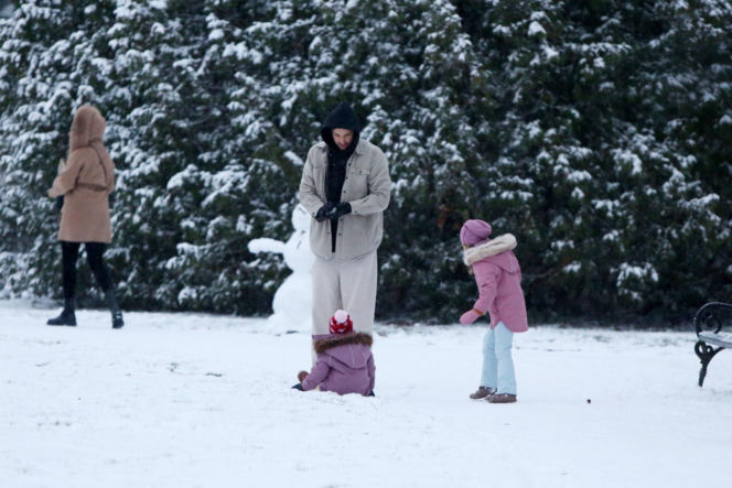 Maciej Pela zabrał córeczki na sanki