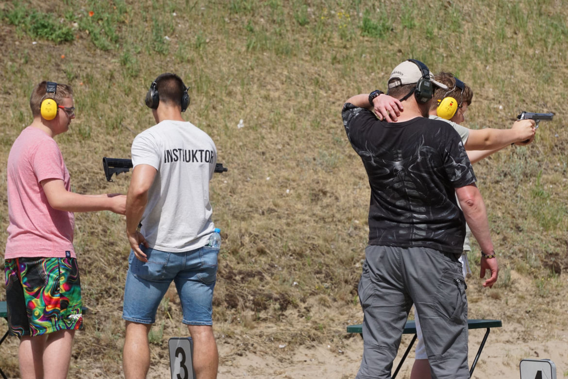 Piknik strzelecki w Bydgoszczy. Tłumy miłośników broni na strzelnicy garnizonowej [ZDJĘCIA]