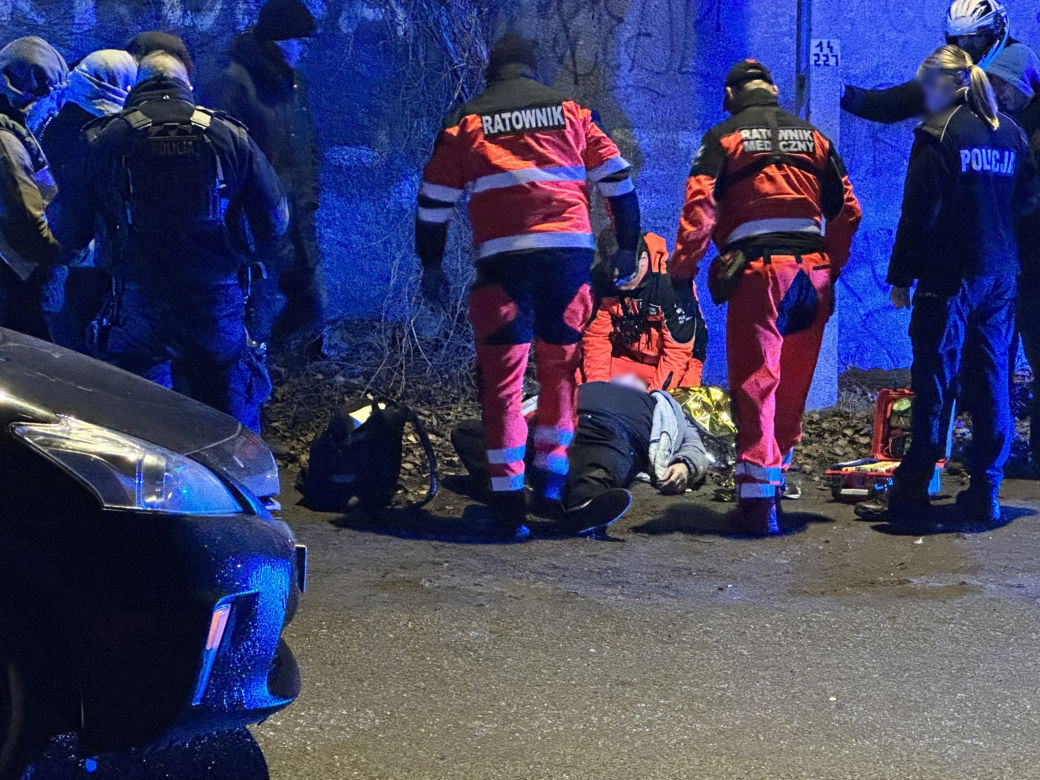 Zaatakował dostawcę jedzenia i padł jak rażony gromem. Szokująca agresja na Woli