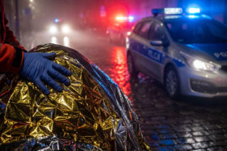 Reanimacja w Płońsku. Przechodnie i policjanci uratowali życie 75-latka