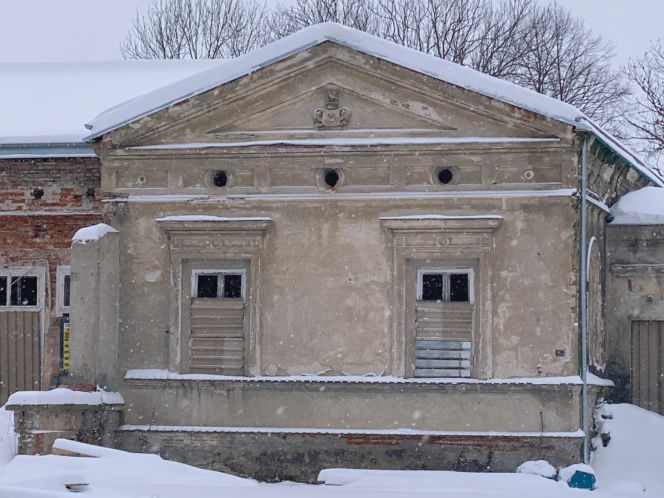 Dwór w Radlnej po I etapie renowacji (dach)