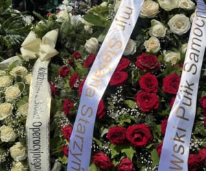 Tuż po 27-urodzinach na Łukasza spadł samolot. Przejmujący widok na grobie żołnierza. Dumnie służyłeś Ojczyźnie