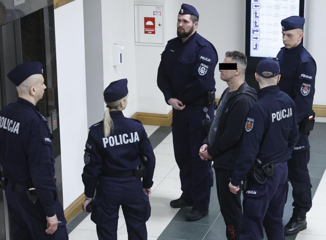 „Sztuczną szczękę wepchnięto jej do gardła”. Przerażające ustalenia. W mieszkaniu w Warszawie znaleziono cztery ciała