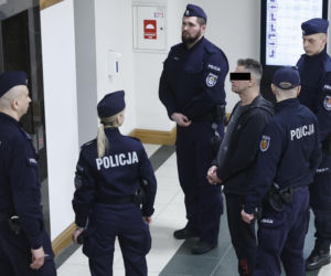 „Sztuczną szczękę wepchnięto jej do gardła”. Przerażające ustalenia. W mieszkaniu w Warszawie znaleziono cztery ciała