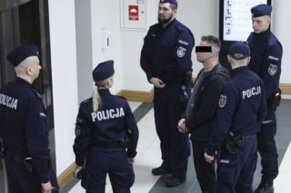 „Sztuczną szczękę wepchnięto jej do gardła”. Przerażające ustalenia. W mieszkaniu w Warszawie znaleziono cztery ciała