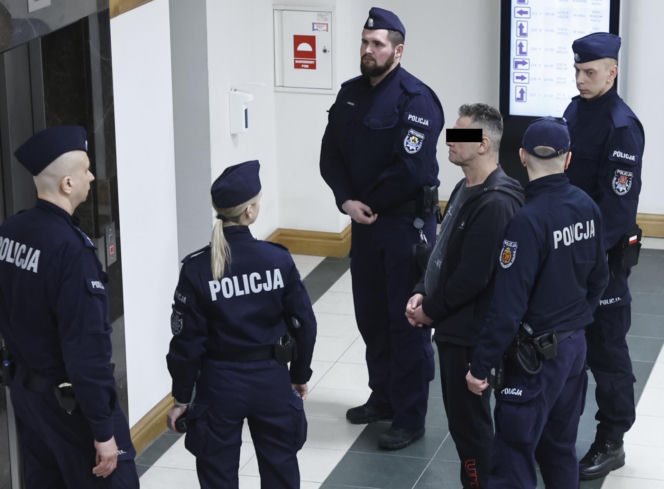 „Sztuczną szczękę wepchnięto jej do gardła”. Przerażające ustalenia. W mieszkaniu w Warszawie znaleziono cztery ciała