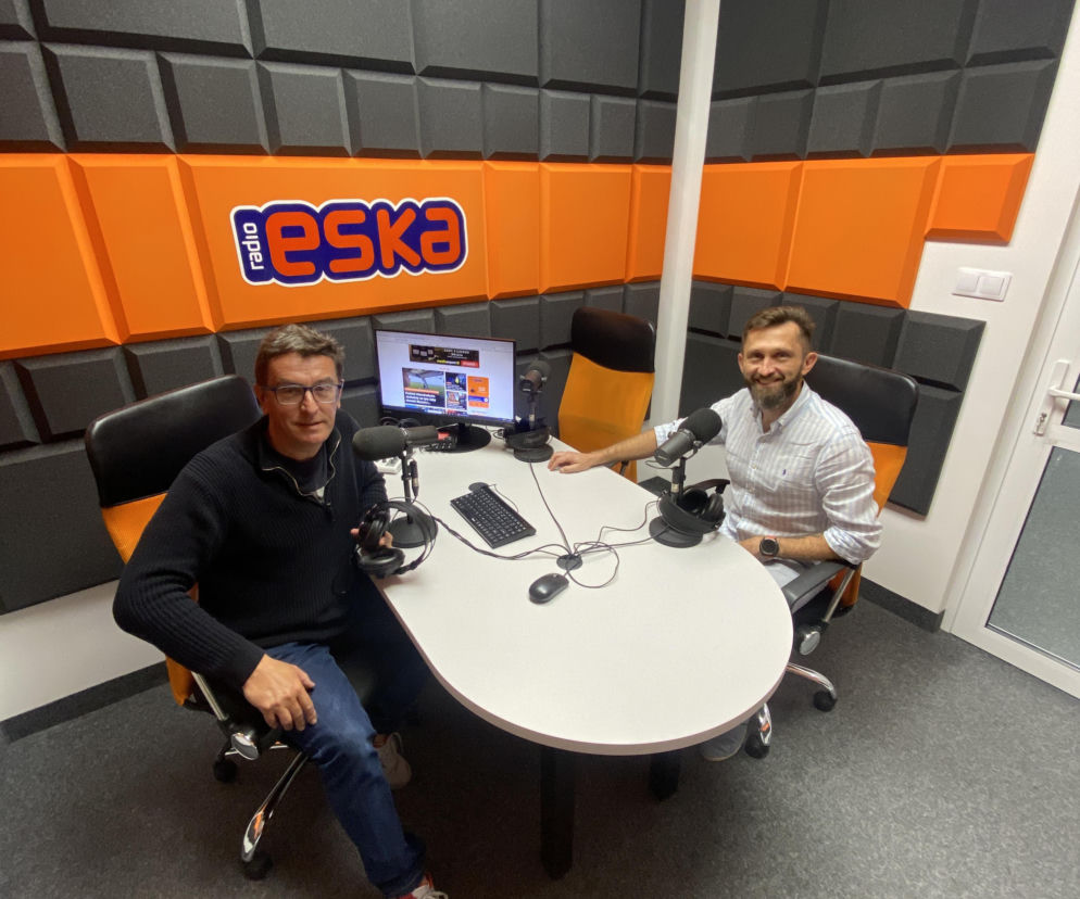 Dwaj mężczyźni w studiu radiowym z logo Eska Olsztyn. O dniu otwartym spalarni odpadów w Olsztynie przeczytasz na Eska Olsztyn.