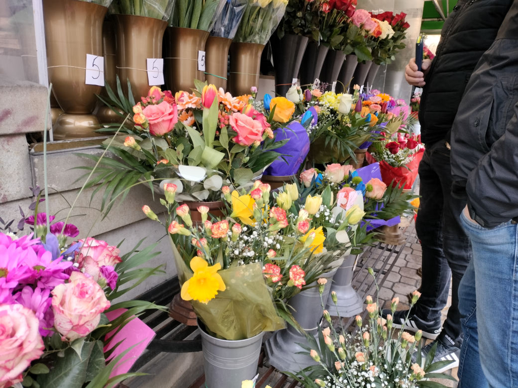 W Lublinie przed stoiskami z kwiatami długie kolejki. Sprawdziliśmy, jakie są ceny