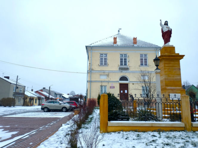 To miasto w województwie łódzkim ma jeden z najpiękniejszych rynków. Zachwyca też zabytkowym ratuszem