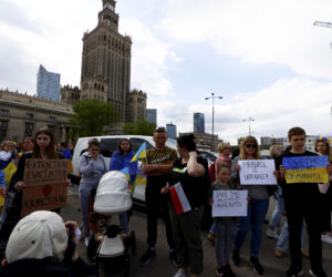 Strajk Kobiet na ulicach z czołgiem i traktorem. Demonstracja przeciwko wojnie