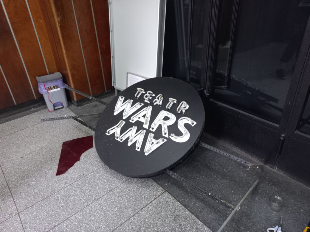 Teatr WARSawy wyprowadza się z centrum i...organizuje wyprzedaż!
